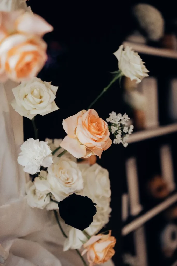 une belle composition florale sur le plan de table pour une decoration de mariage à montpellier