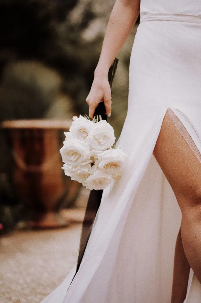 un bouquet de mariée assortie à votre décoration de mariage à montpellier. bouquet de mariée moderne roses blanches