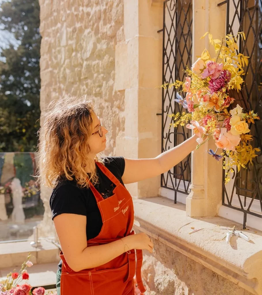 designer floral mariage Montpellier en train de faire un composition . cathy bernes de de l'amour dans l' air