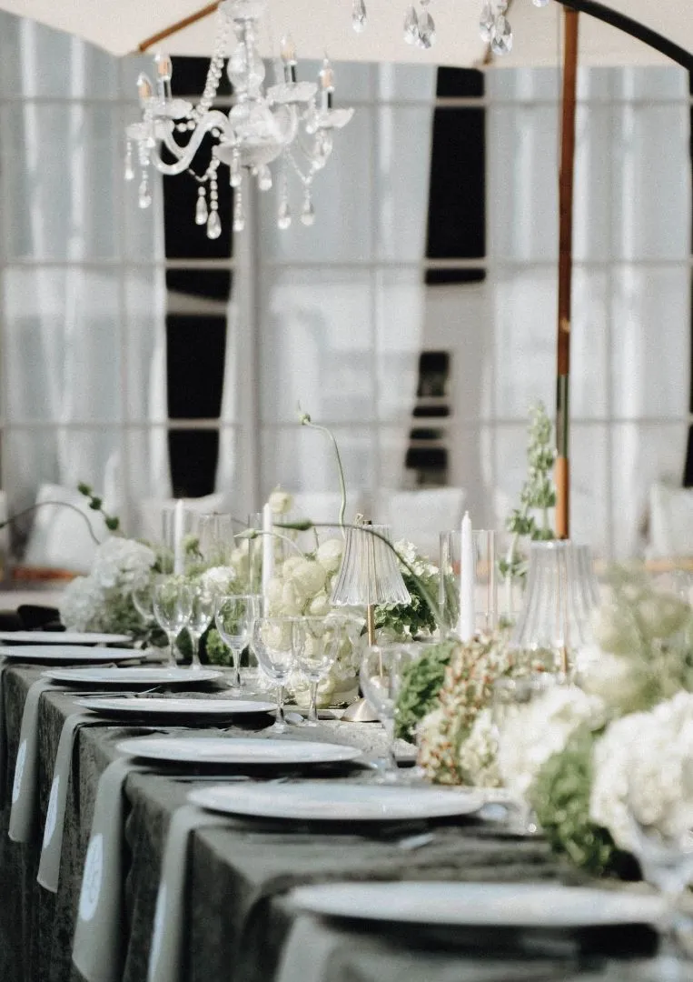 Compositions florales généreuses et immersives table d'honneur pour mariage haut de gamme Sud de la France