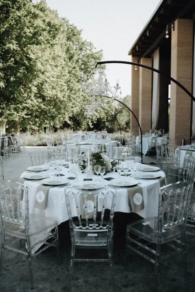 Table de réception ronde élégante décorée avec raffinement, Prestations de décoration de mariage moderne en Provence