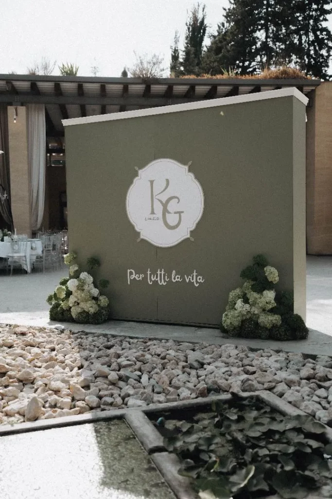 Décor structure monumentale pour mariage haut de gamme dans le Sud de la France