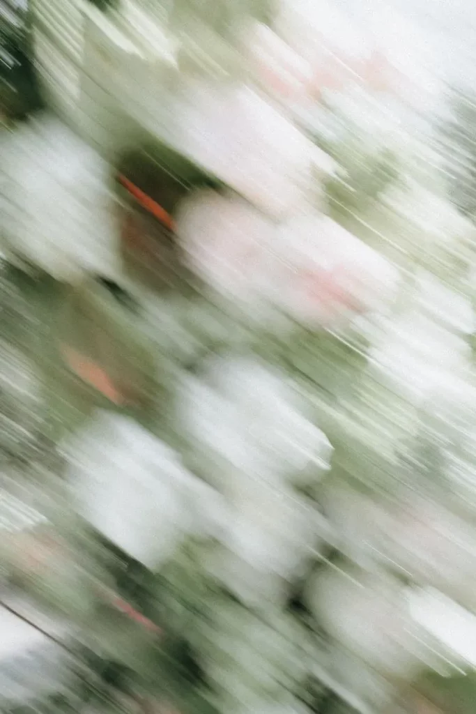 Détail floral artistique avec flou de mouvement pour mariage en Provence