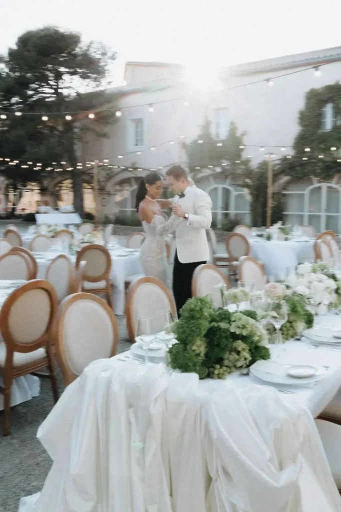 Réception de mariage en Provence avec drapé satin sur table d’honneur