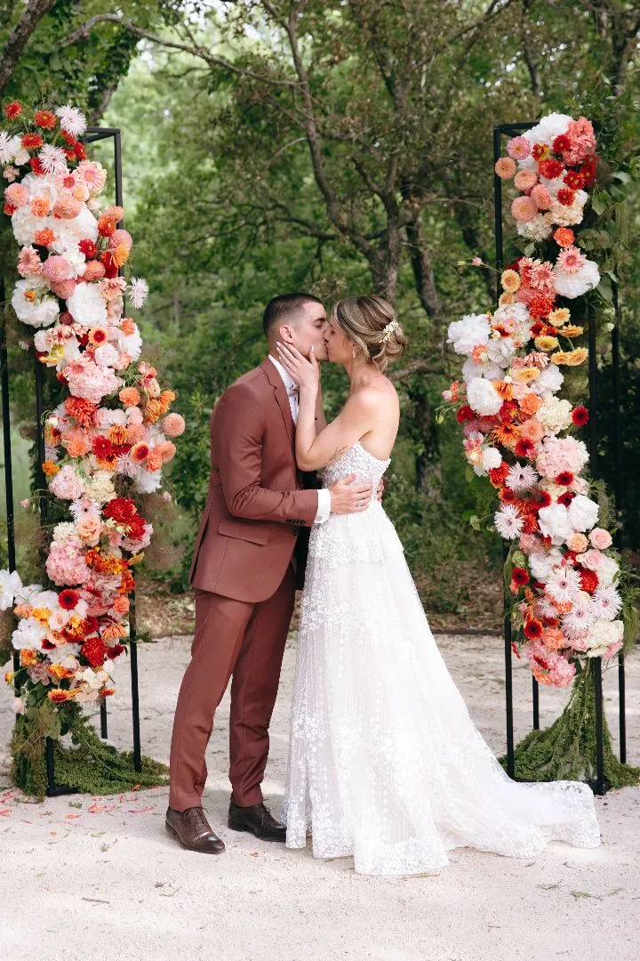 Arche florale cérémonie élégante et moderne pour mariage haut de gamme en Provence