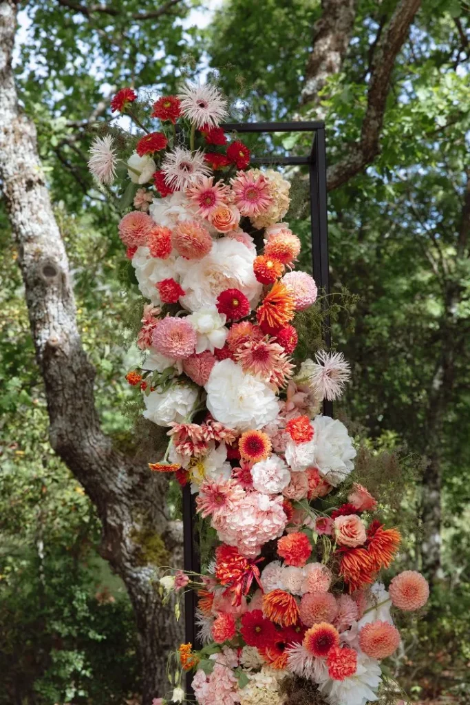 arche florale moderne aerienne audacieuse pour mariage elegant dans le luberon