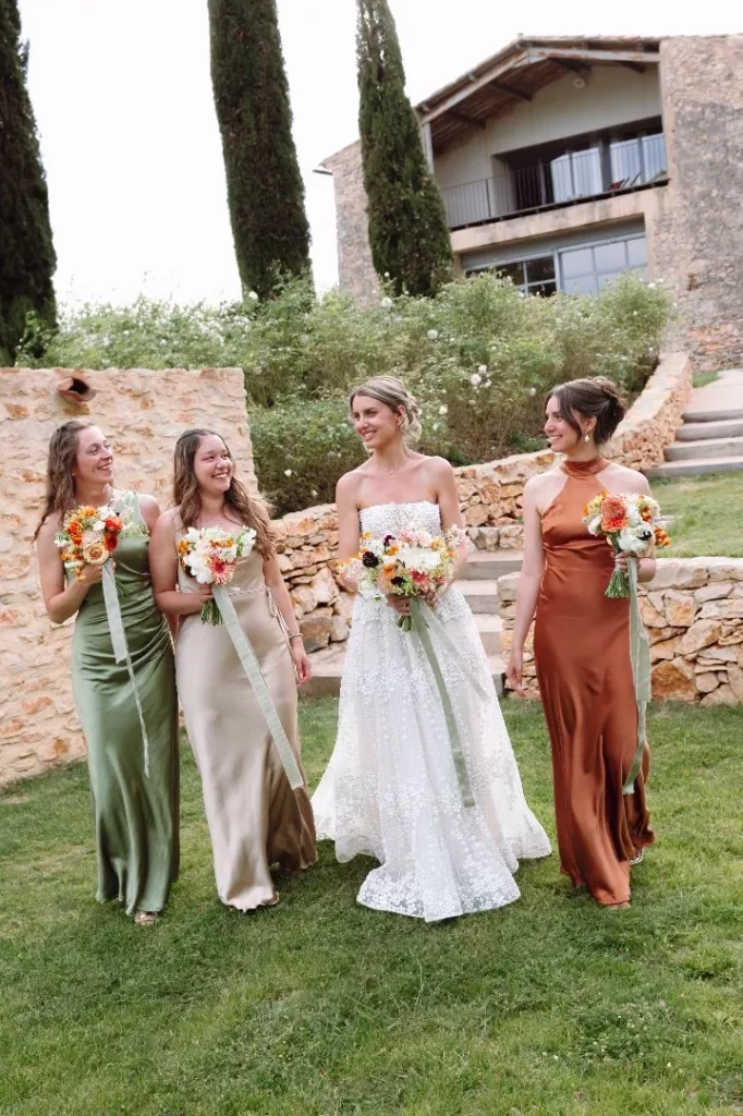 Bouquet de mariée et de demoiselles d'honneur moderne et raffiné pour mariage élégant en Provence