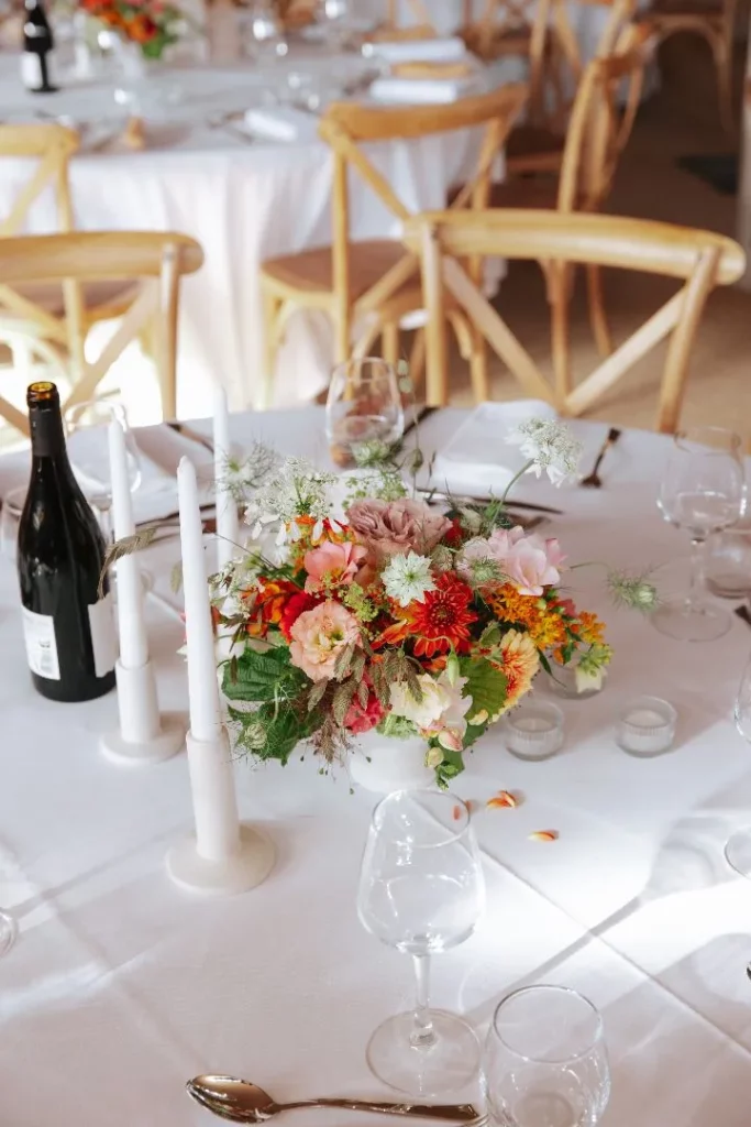 Compositions florales et décorations élégantes et modernes pour mariage en Occitanie